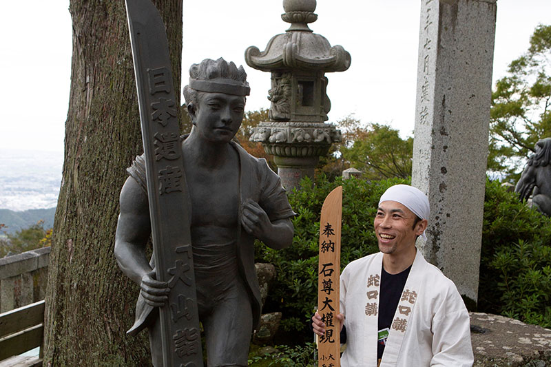 「大山詣り」シンボルと江戸っ子旅人：助川嘉隆
